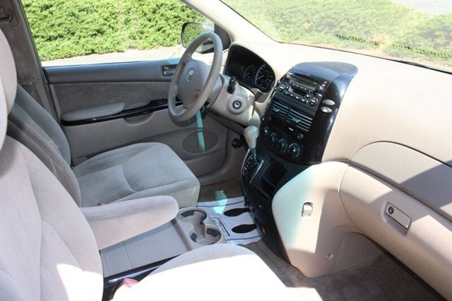 2005 Toyota Sienna LE 8 Passenger